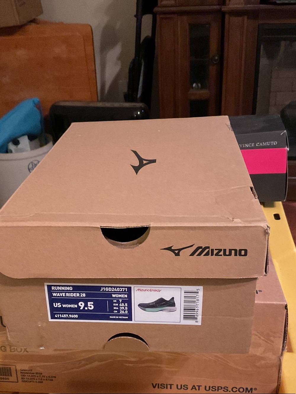 New in box Mizuno wave rider womens athletic shoe size 9.5